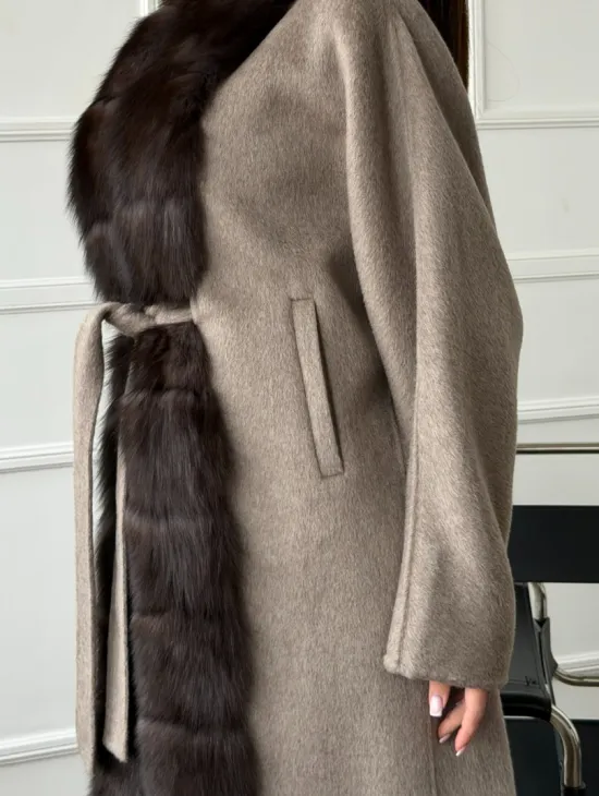 Длинное пальто с мехом финского песца
