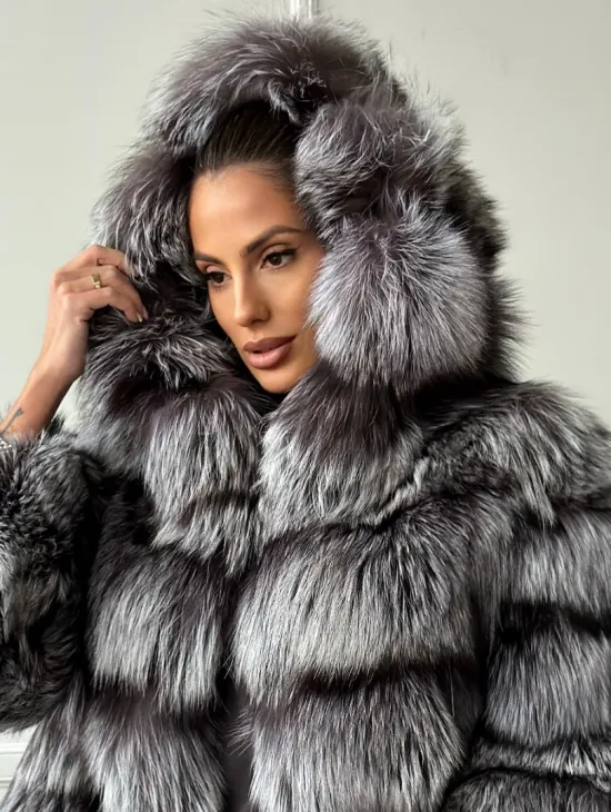 Шуба из меха чернобурки с капюшоном - серая