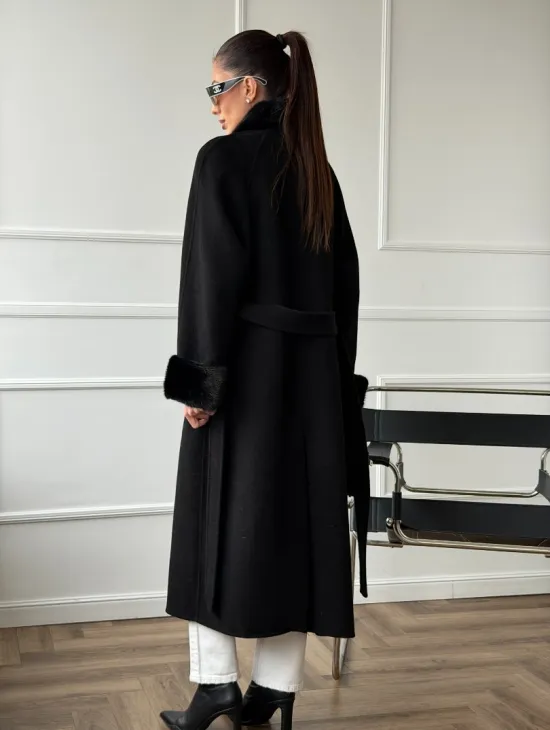 Черное пальто с мехом норки