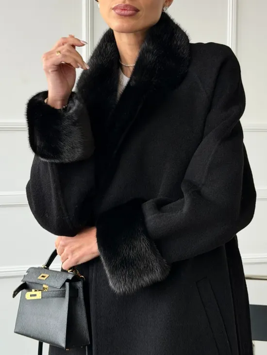 Черное пальто с мехом норки