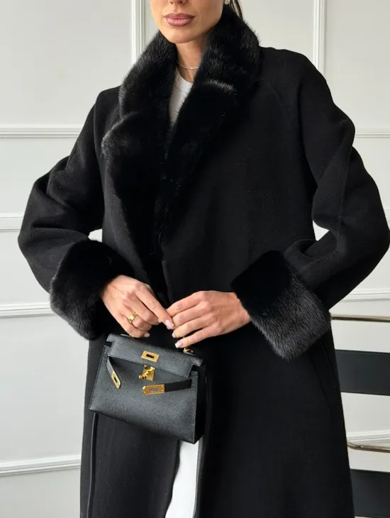 Черное пальто с мехом норки