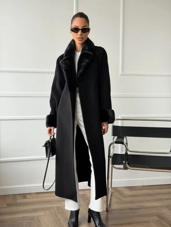 Черное пальто с мехом норки