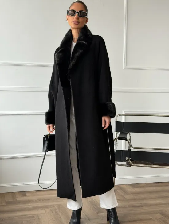 Черное пальто с мехом норки