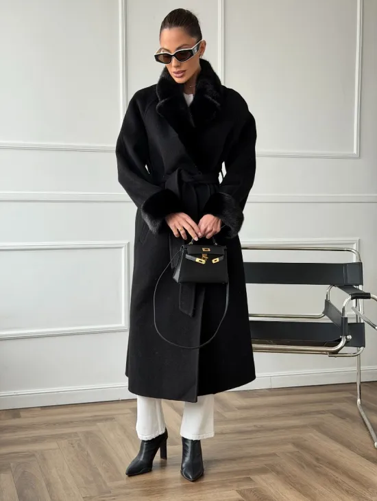 Черное пальто с мехом норки