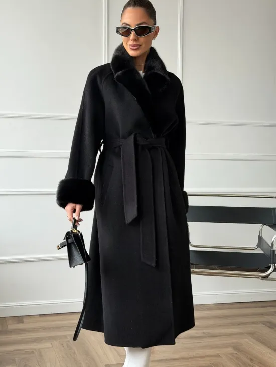 Черное пальто с мехом норки