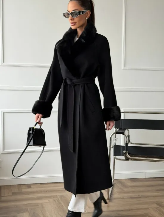 Черное пальто с мехом норки