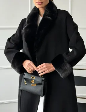 Черное пальто с мехом норки