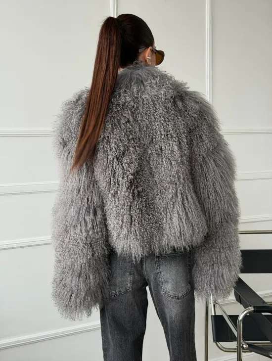 Серая шубка из меха ламы