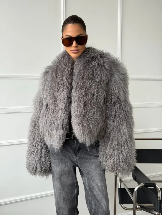 Серая шубка из меха ламы