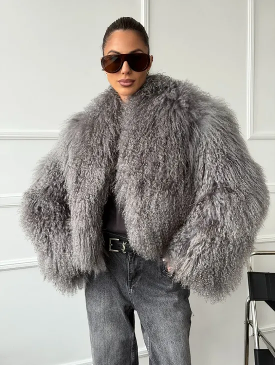 Серая шубка из меха ламы