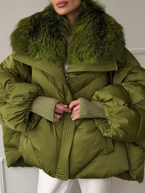 Женский стеганный пуховик с воротником чернобурки
