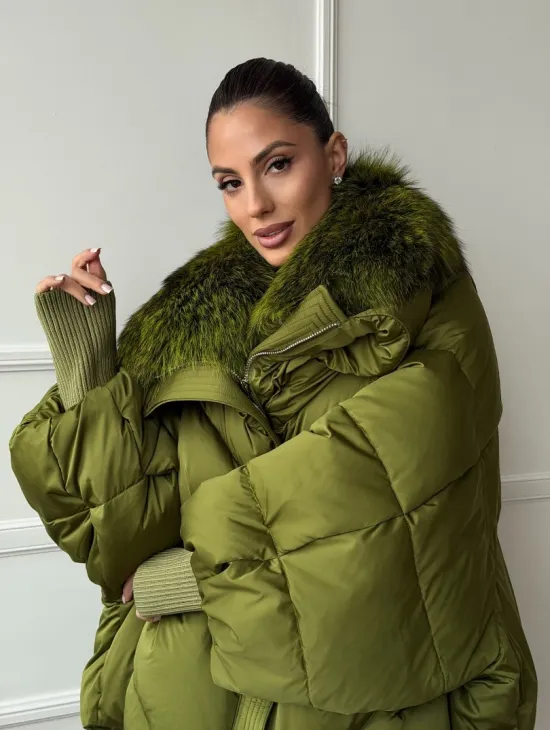 Женский стеганный пуховик с воротником чернобурки