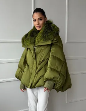 Женский стеганный пуховик с воротником чернобурки