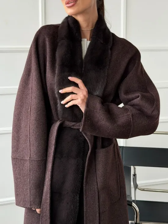 Длинное демисезонное пальто с мехом норки