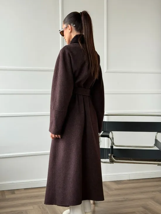 Длинное демисезонное пальто с мехом норки