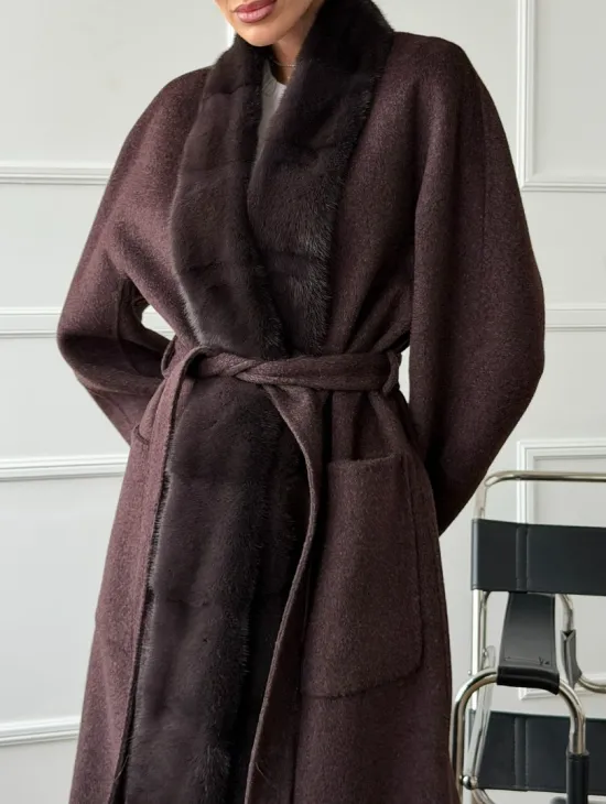 Длинное демисезонное пальто с мехом норки