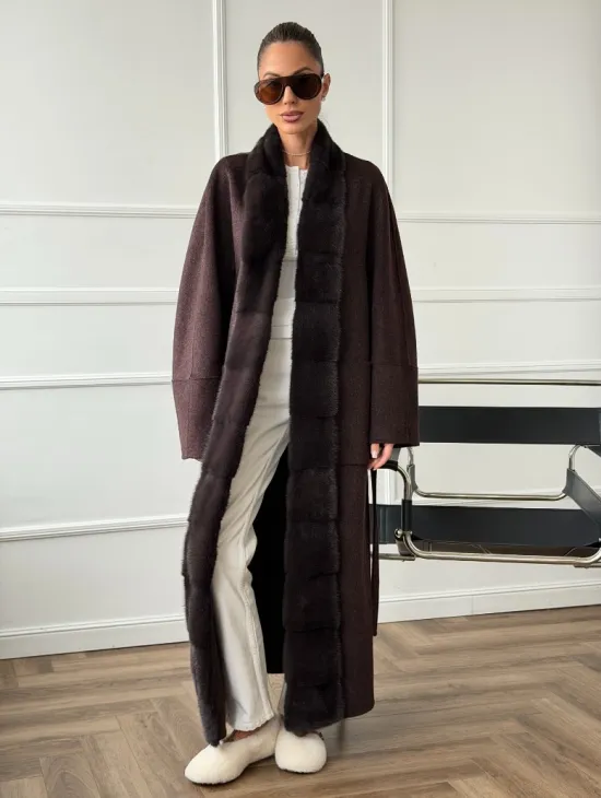 Длинное демисезонное пальто с мехом норки