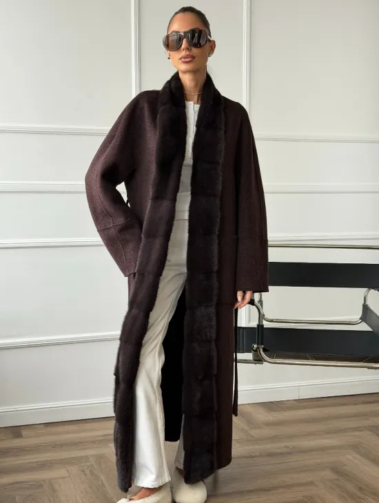 Длинное демисезонное пальто с мехом норки