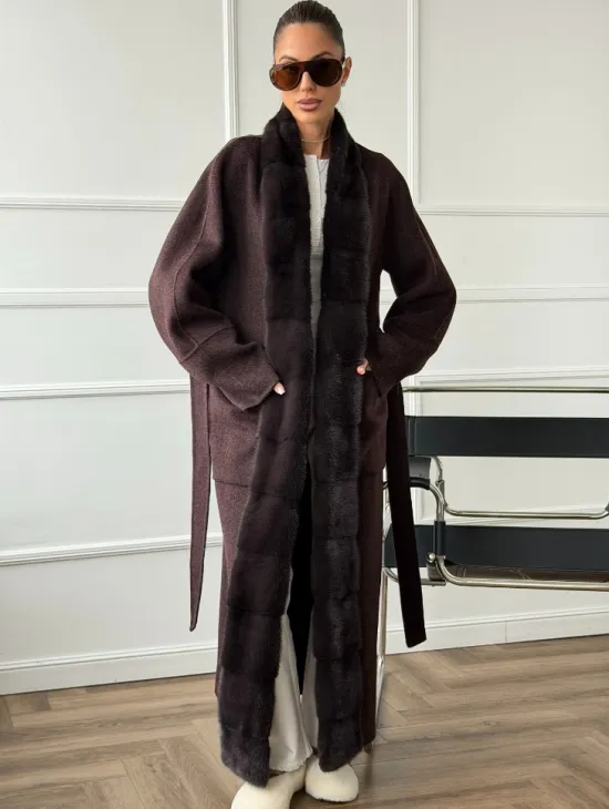 Длинное демисезонное пальто с мехом норки