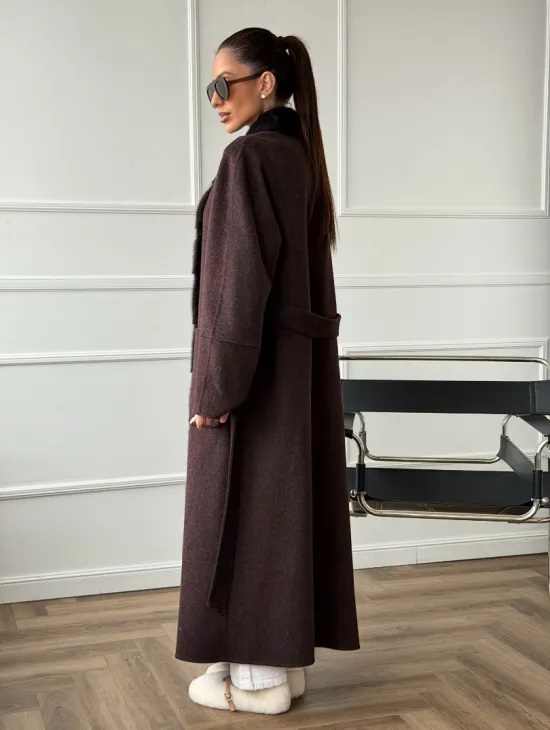 Длинное демисезонное пальто с мехом норки