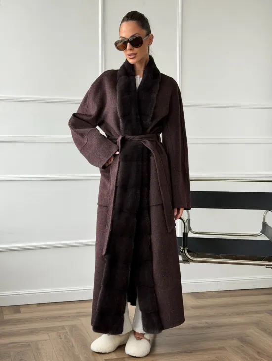 Длинное демисезонное пальто с мехом норки