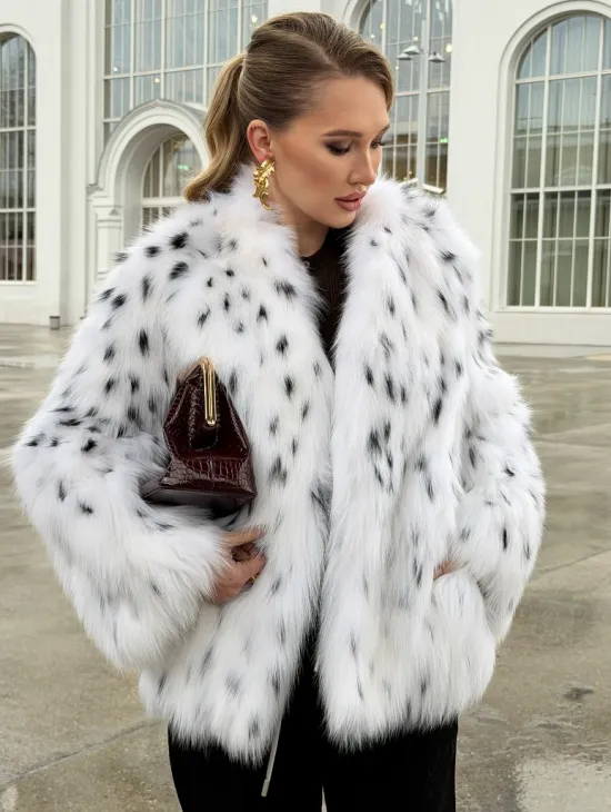 Шуба укороченная из арктической лисы под рысь