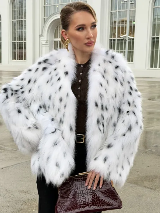 Шуба укороченная из арктической лисы под рысь