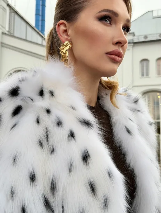 Шуба укороченная из арктической лисы под рысь