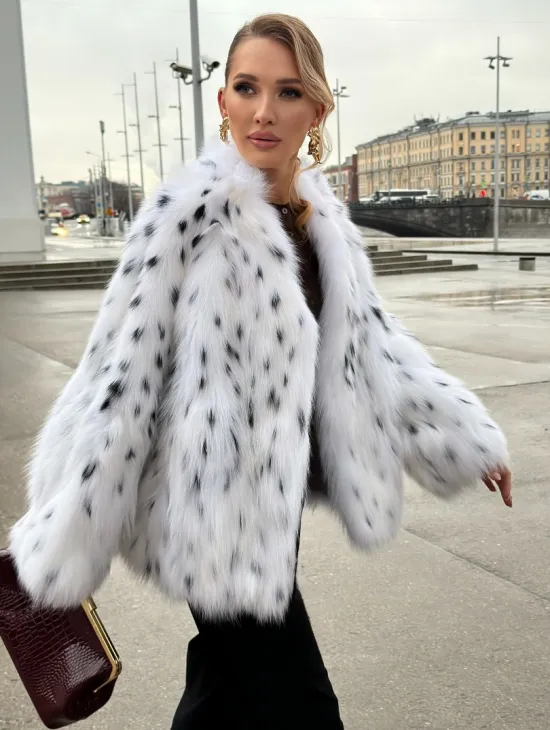 Шуба укороченная из арктической лисы под рысь