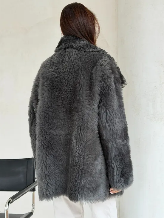 Серая дубленка из тиградо