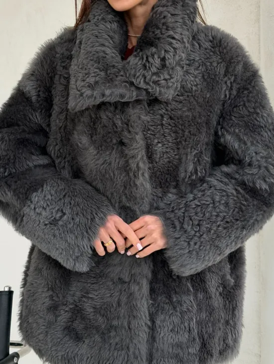 Серая дубленка из тиградо