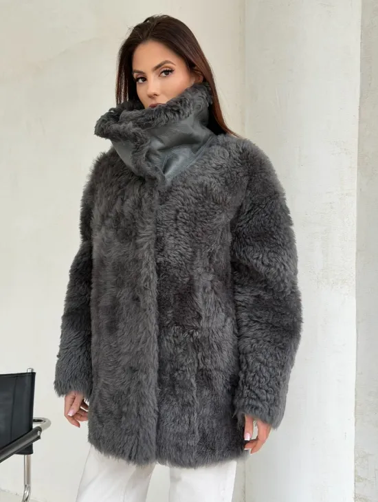 Серая дубленка из тиградо