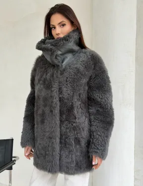 Серая дубленка из тиградо