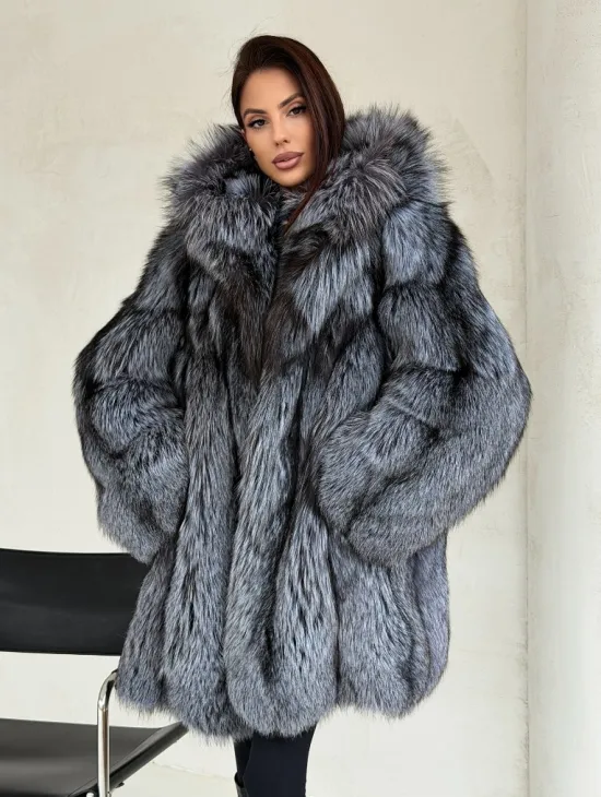 Шуба из натурального меха чернобурки с капюшоном
