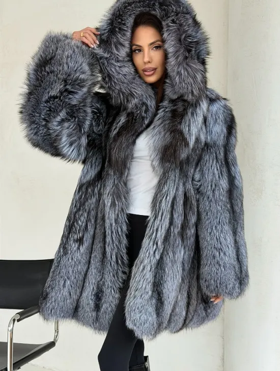 Шуба из натурального меха чернобурки с капюшоном