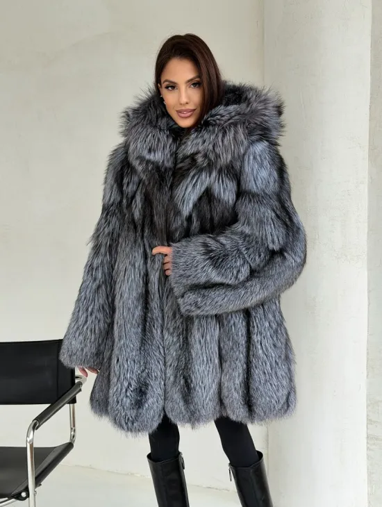 Шуба из натурального меха чернобурки с капюшоном