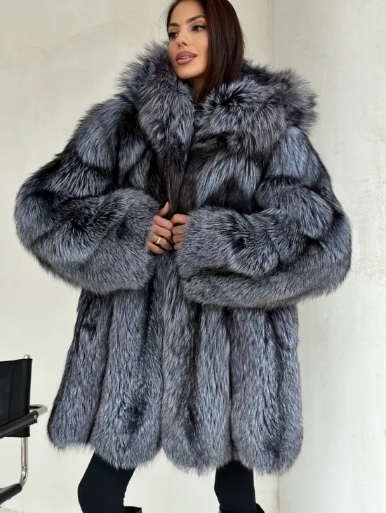 Шуба из натурального меха чернобурки с капюшоном
