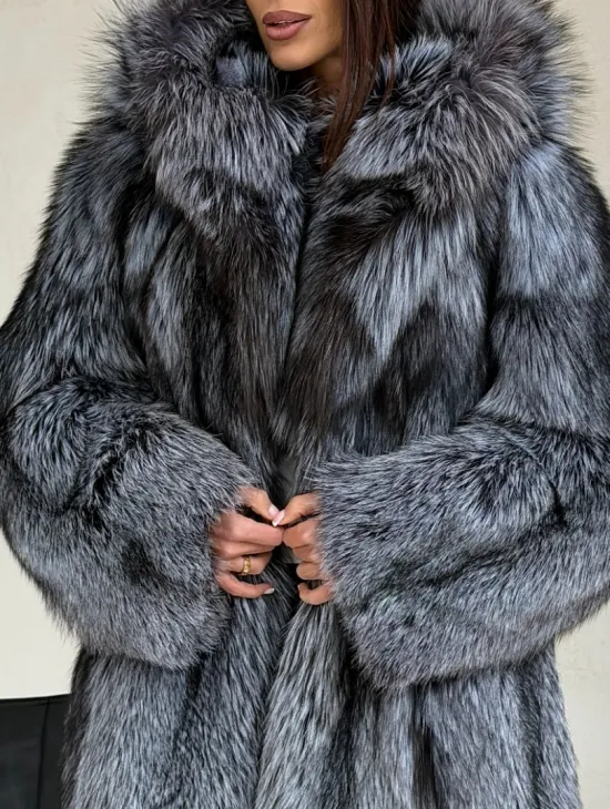 Шуба из натурального меха чернобурки с капюшоном
