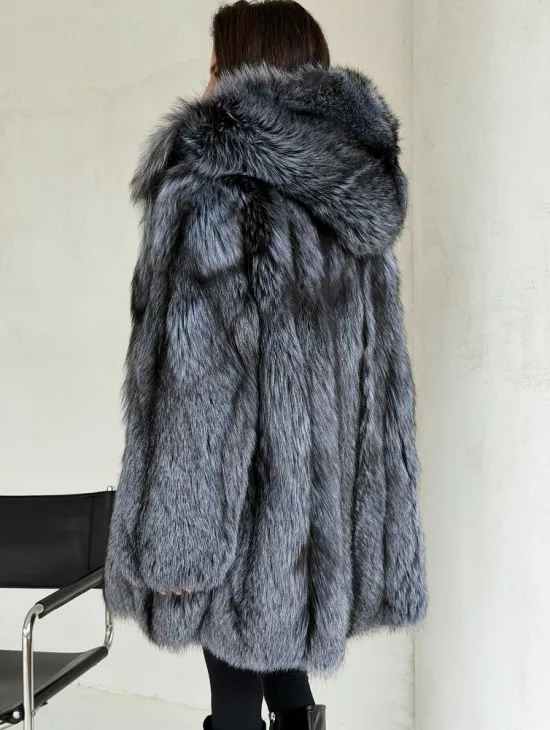 Шуба из натурального меха чернобурки с капюшоном