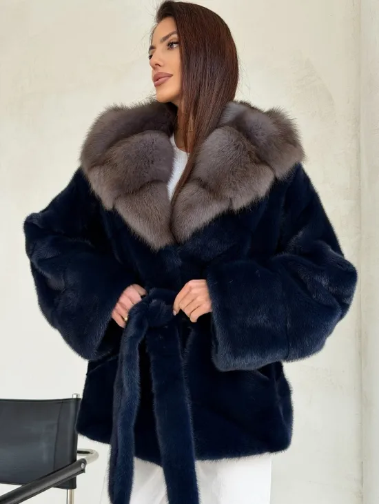 Норковый полушубок синего цвета с капюшоном куница