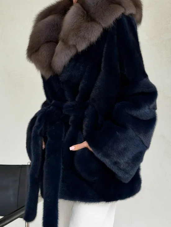 Норковый полушубок синего цвета с капюшоном куница