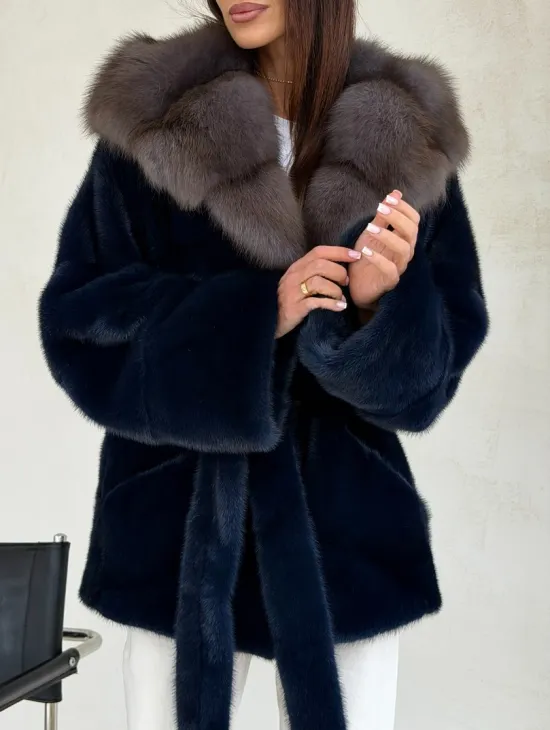 Норковый полушубок синего цвета с капюшоном куница