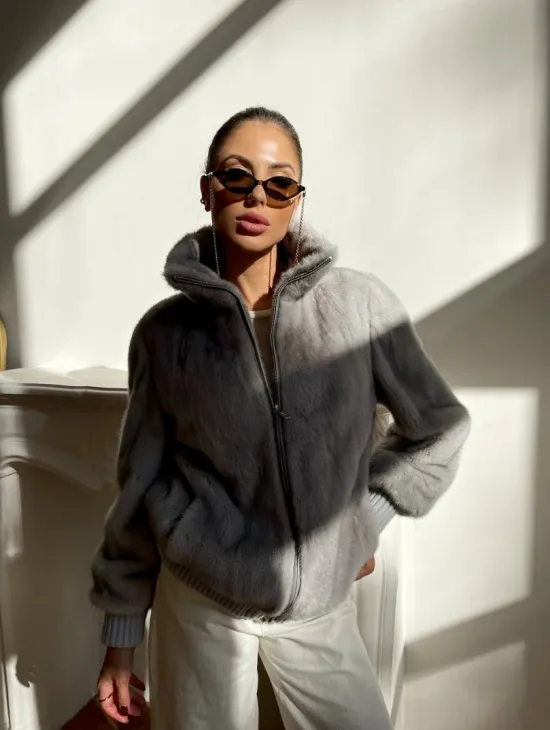 Светлая норковая куртка - бомбер