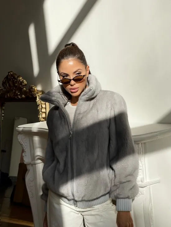 Светлая норковая куртка - бомбер