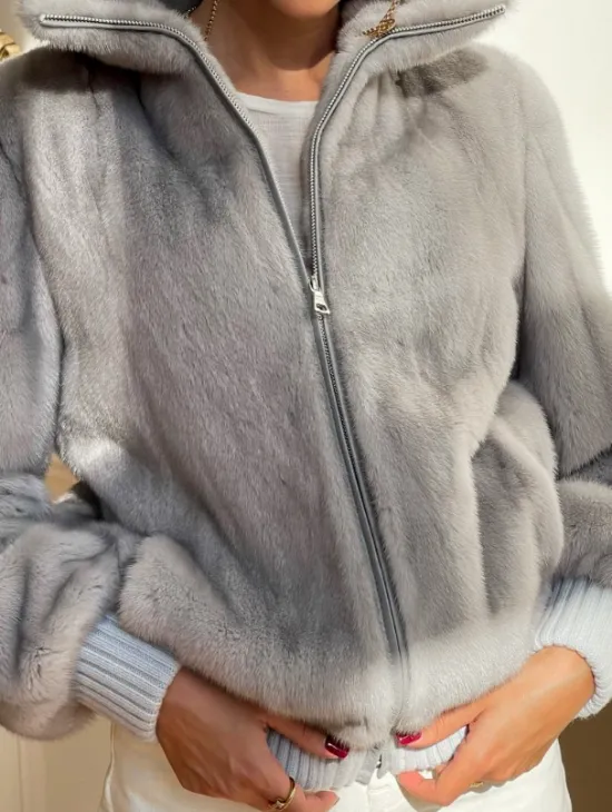 Светлая норковая куртка - бомбер