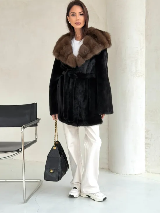 Черная шуба в роспуск с капюшоном соболь