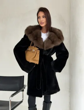 Черная норковая шуба средней длины - капюшон куница