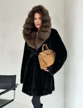 Черная норковая шуба средней длины - капюшон куница