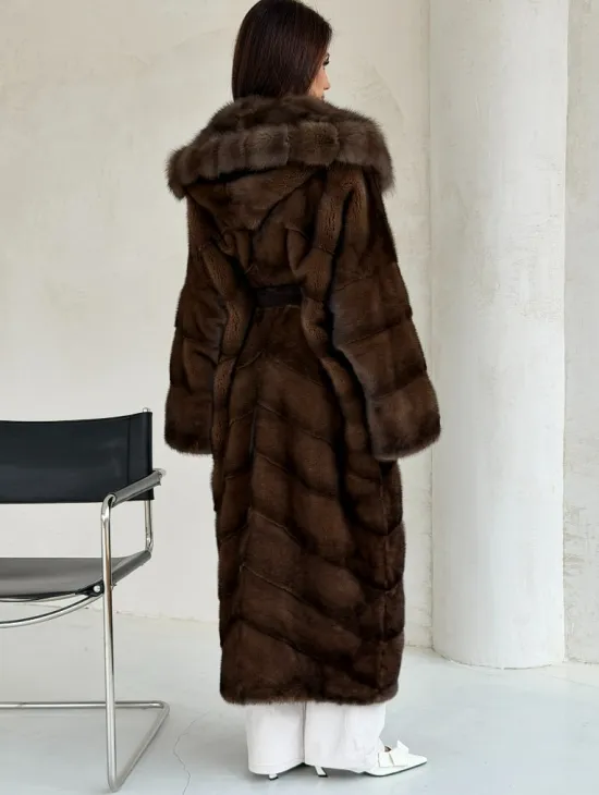 Норковая шуба цвета «орех» с капюшоном из куницы