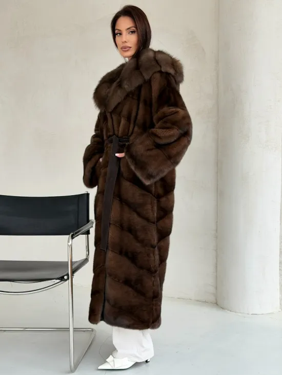 Норковая шуба цвета «орех» с капюшоном из куницы